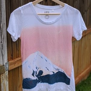 Uniqlo t-shirt | Mountain print | Size XS